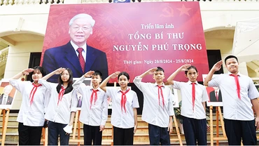Học sinh Trường THCS Phúc Xá (quận Ba Đình, Hà Nội) thể hiện tinh thần yêu nước, biết ơn các thế hệ đi trước.