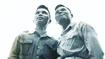 Đồng chí Mạc Ninh (trái) cùng Tư lệnh Quân khu Tây Bắc Bằng Giang trong chiến dịch Biên giới 1950.