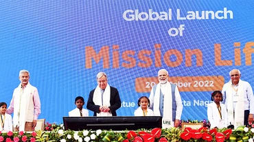 Thủ tướng Modi (thứ hai, phải sang) tại lễ phát động sáng kiến Mission Life. Ảnh: TATTVA NEWS