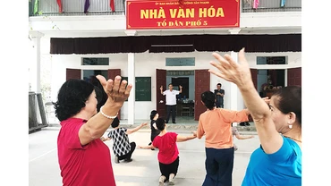 Các thành viên câu lạc bộ tập luyện cho hội diễn văn nghệ.