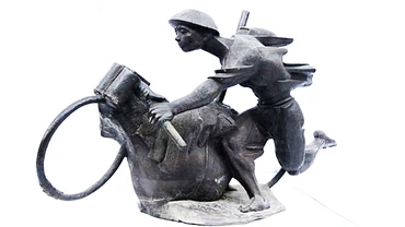 Điêu khắc “Cả nước ra trận”. Tác giả: Lưu Danh Thanh (2003)
