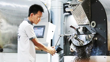 Anh Lương kiểm tra mẻ cà-phê vừa rang.