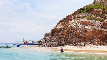 Khách du lịch tham quan trải nghiệm tại Hòn Khô.