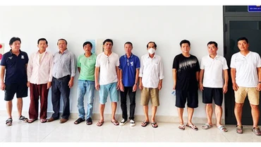 Các đối tượng trong đường dây cá độ tại cơ quan công an. 