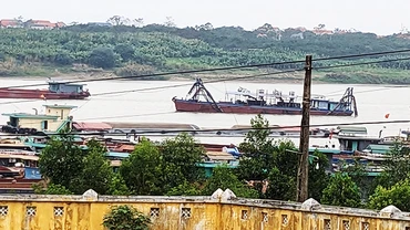 Lúc 16 giờ 37 phút ngày 19/12/2023, tàu cát tặc hoạt động tại khu vực cầu Vĩnh Thịnh, cách Đội CSGTT số 1 khoảng 1km.