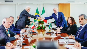 Tổng thống Brazil Lula da Silva (phải) bắt tay người đồng cấp Italy Sergio Mattarella. Ảnh: PR