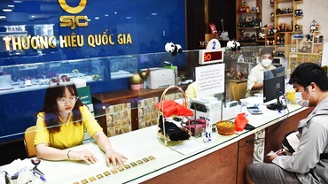 Sau mỗi phiên đấu thầu, giá vàng luôn có xu hướng tăng lên. Ảnh: TẤN THẠCH
