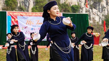 Trình diễn múa bát tại lễ hội ở Bắc Kạn.