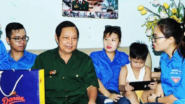 Chi trả trợ cấp cho người có công với cách mạng