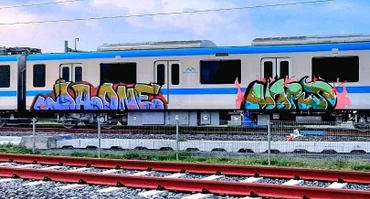 Đoàn tàu Metro số 1 bị các đối tượng vẽ bậy ngày 30/4. (Ảnh: CTV)