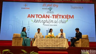 Đại diện Ban Tổ chức tọa đàm, trao đổi tại chương trình.