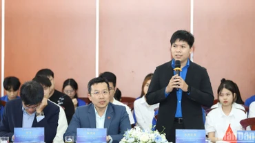 Đại diện thanh niên Việt Nam phát biểu ý kiến tại hội thảo.