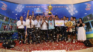 Đài Truyền hình Thành phố Hồ Chí Minh nâng cúp vô địch vòng loại phía nam ở mùa giải Press cup lần thứ 9.