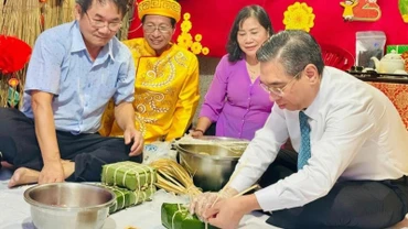 Lãnh đạo Thành phố Hồ Chí Minh tham gia gói bánh chưng cùng người dân thành phố trong dịp Tết cổ truyền dân tộc