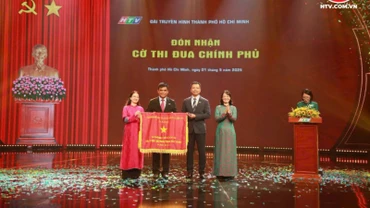 Tập thể Đài truyền hình Thành phố Hồ Chí Minh vinh dự đón nhận Huân chương Lao động hạng Nhất.