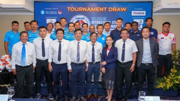Đại diện Ban tổ chức và các đội bóng tại buổi họp kỹ thuật và bốc thăm chia bảng. (Ảnh: Độc Lập)