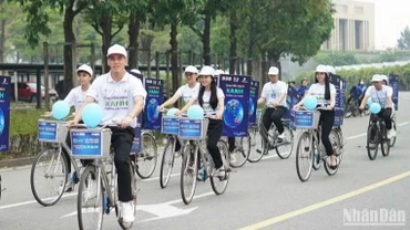 Tuyển thủ bóng đá quốc gia Nguyễn Tiến Linh tham gia đạp xe tuyên truyền tiết kiệm điện.