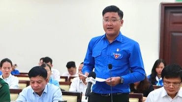 Các đoàn viên, thanh niên thành phố chia sẻ nhiều ý kiến tâm huyết, thẳng thắn với lãnh đạo thành phố.