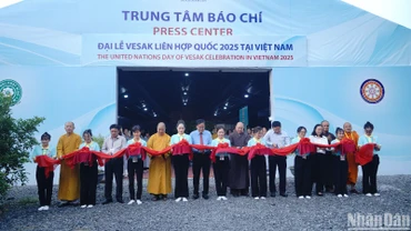 Các đại biểu cắt băng khánh thành Trung tâm Báo chí phục vụ công tác tuyên truyền Đại lễ Vesak 2025.