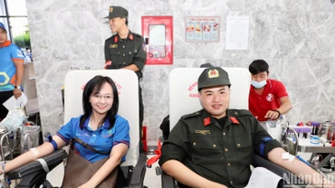 Đông đảo các đoàn viên, thanh niên, sinh viên tham gia hiến máu nhân đạo