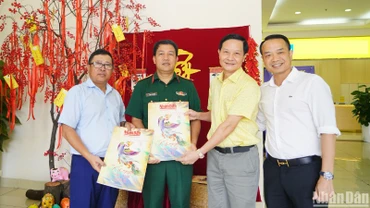 Đại diện các đơn vị trao tặng Báo Xuân đến cán bộ, chiến sĩ Sư đoàn 9. (Ảnh: THẾ ANH)