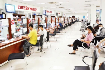 Người dân làm thủ tục hành chính tại Trung tâm hành chính công thành phố Đà Nẵng. (Ảnh: QUỐC DŨNG)
