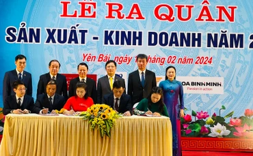 Các doanh nghiệp tỉnh Yên Bái ký kết chương trình phối hợp sản xuất kinh doanh năm 2024. (Ảnh: THANH SƠN)