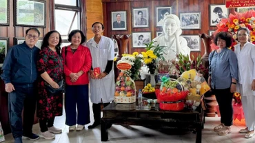 Người thân của liệt sĩ Đặng Thùy Trâm và các bác sĩ của bệnh xá.