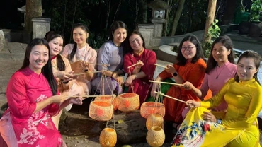 Du khách trải nghiệm tour đêm Đền Hùng 2025. (Ảnh: nhandan.vn)