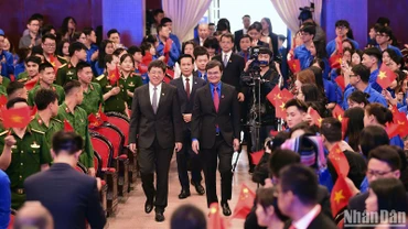 Bí thư thứ nhất Trung ương Đoàn Thanh niên Cộng sản Hồ Chí Minh Bùi Quang Huy và Bí thư thứ nhất Ban Bí thư Trung ương Đoàn Thanh niên Cộng sản Trung Quốc A Đông và các đại biểu tại buổi lễ. 