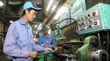 Sản xuất linh kiện xe máy tại Công ty TNHH Công nghệ Cosmos (Khu công nghiệp Khai Quang, Vĩnh Phúc). (Ảnh KHÁNH AN)