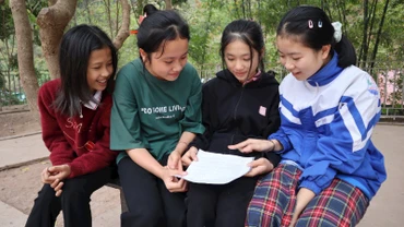 Các em học sinh bán trú của Trường phổ thông dân tộc bán trú trung học cơ sở Mỹ Lý, huyện Kỳ Sơn, tỉnh Nghệ An cùng nhau ôn bài sau giờ học trên lớp.