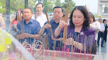 Phó Chủ tịch nước Võ Thị Ánh Xuân, Phó Thủ tướng Trần Hồng Hà dâng hương tại Nghĩa trang Liệt sĩ quốc gia Đường 9.