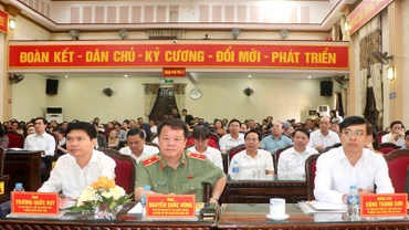 Các đại biểu dự hội nghị tiếp xúc cử tri tại thành phố Phủ Lý.