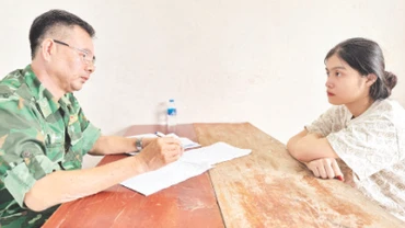 Đối tượng Đới Thị Yến Linh khai nhận hành vi lừa gạt, dụ dỗ người qua biên giới và bán cho các công ty cờ bạc trá hình. (Ảnh LÊ QUÂN) 