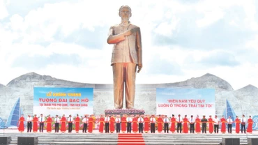 Lễ cắt băng khánh thành Tượng đài Bác Hồ tại thành phố Phú Quốc.