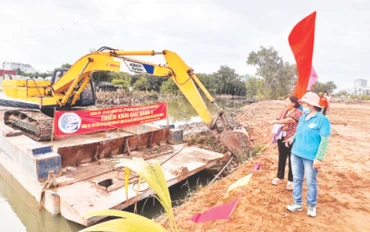 Thi công cải tạo, nạo vét các kênh, rạch trên địa bàn Quận 7.