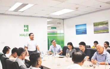 Một buổi sinh hoạt chi bộ tại Công ty cổ phần Halcom Việt Nam.