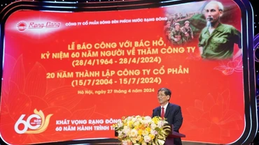 Lãnh đạo Công ty CP Bóng đèn phích nước Rạng Đông báo công tại buổi lễ.