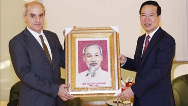 Chủ tịch nước Võ Văn Thưởng tặng bức chân dung Chủ tịch Hồ Chí Minh cho Tổng Bí thư Đảng Cộng sản Italia Mauro Alboresi. (Ảnh TTXVN)