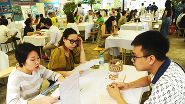 Phiên giao dịch việc làm được mở tại các quận, huyện thu hút nhiều lao động. Ảnh: SONG ANH