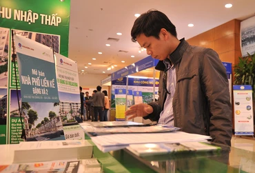 Người dân tìm hiểu thông tin về các dự án nhà ở xã hội. Ảnh: NGUYỆT ANH