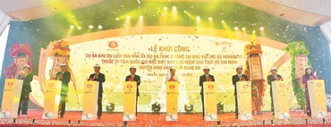 Các đại biểu thực hiện nghi lễ khởi công dự án Khu du lịch văn hóa và dự án Thác 9 tầng tại Khu vực mộ bà Hoàng Thị Loan, thuộc Khu di tích quốc gia đặc biệt Khu lưu niệm Chủ tịch Hồ Chí Minh, huyện Nam Đàn, Nghệ An.
