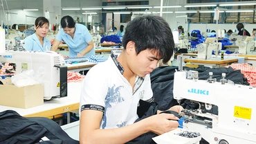Doanh nghiệp dệt may cần chủ động xây dựng chuỗi liên kết với nhà cung ứng vật liệu. Ảnh: BẮC SƠN