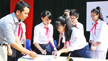Các em học sinh ký cam kết thực hiện nếp sống văn minh trong trường học. Ảnh: NGUYỆT ANH