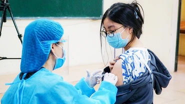 Tiêm phòng cúm để ngăn ngừa bệnh đường hô hấp. Ảnh: TÂM MINH