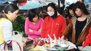 Đời sống người lao động sẽ được cải thiện khi lương tối thiểu vùng tăng. Ảnh: BẮC SƠN