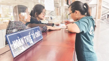 Người dân làm thủ tục hoàn thuế tại Cục Thuế Thành phố Hồ Chí Minh. 