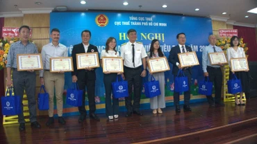 Các doanh nghiệp được lãnh đạo Cục Thuế Thành phố Hồ Chí Minh tuyên dương.