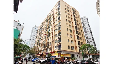 Diện tích tầng 1 chung cư CT3 Hoàng Cầu bị lấn chiếm toàn bộ hành lang bên ngoài, dù đơn vị trúng thầu chỉ ký hợp đồng sử dụng bên trong.